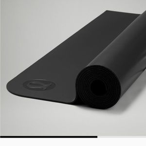 ⭐️NWT Black Lululemon yoga mat⭐️